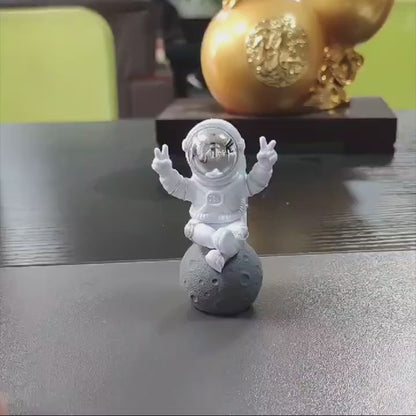 Modern Astronaut Figurine - Space-Themed Desk Decor with Golden Helmet & Marble Base